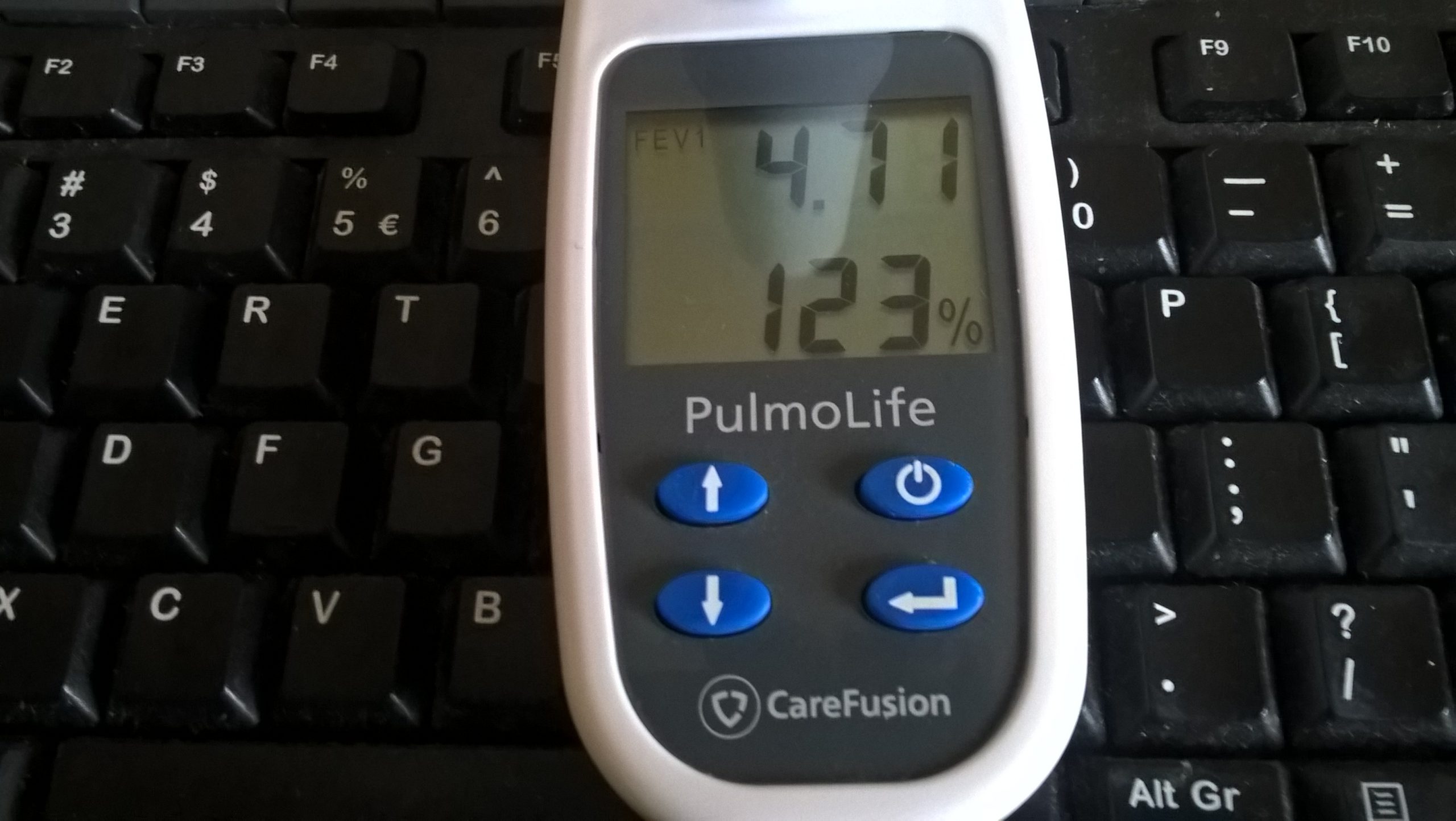 Spirometr z wynikiem pojemności płuc 4,71 litra i 123 procent