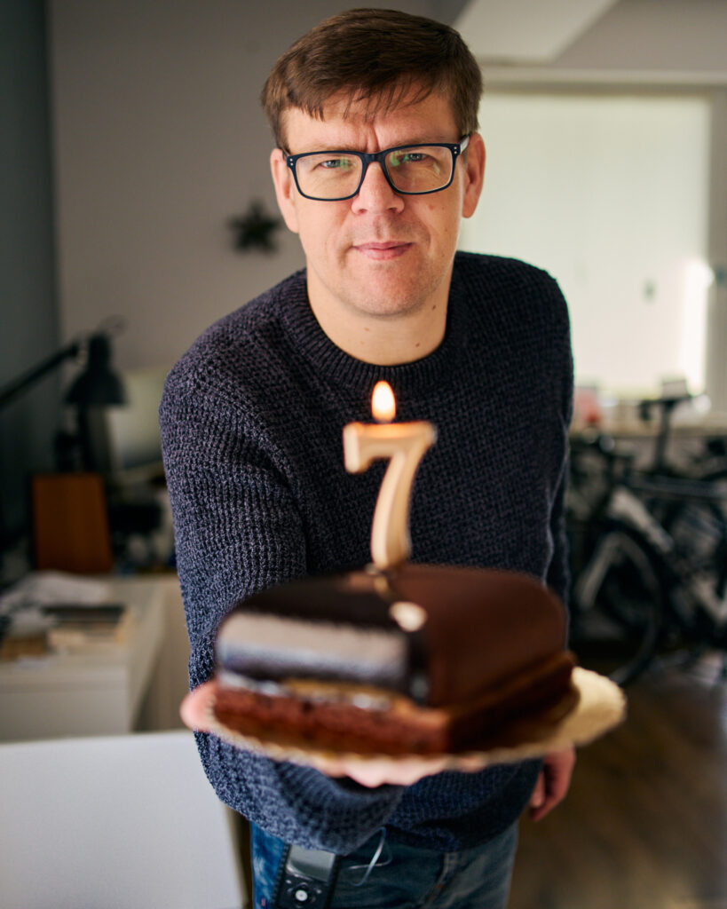 Rafał z tortem na 7 urodziny
