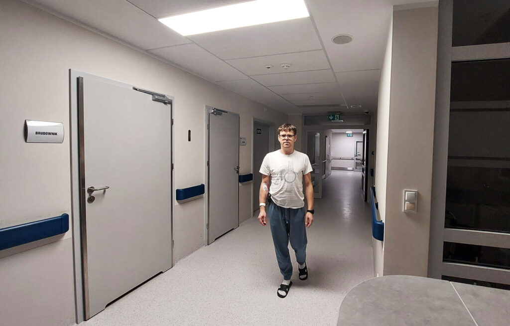 Rafał na korytarzu szpitalnym